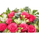 Kytice růží a alstromérií